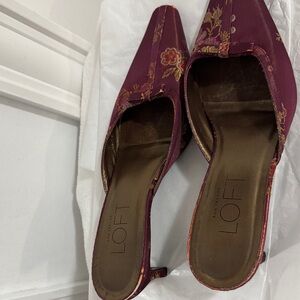 ANN TAYLOR LOFT burgundy satin mules with gold floral brocade